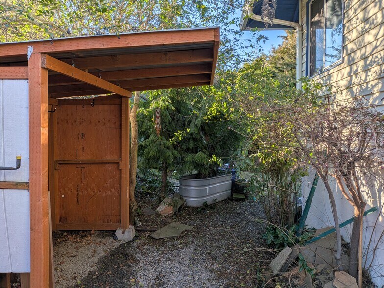 Bike shed - 2405 NE 49th Ave