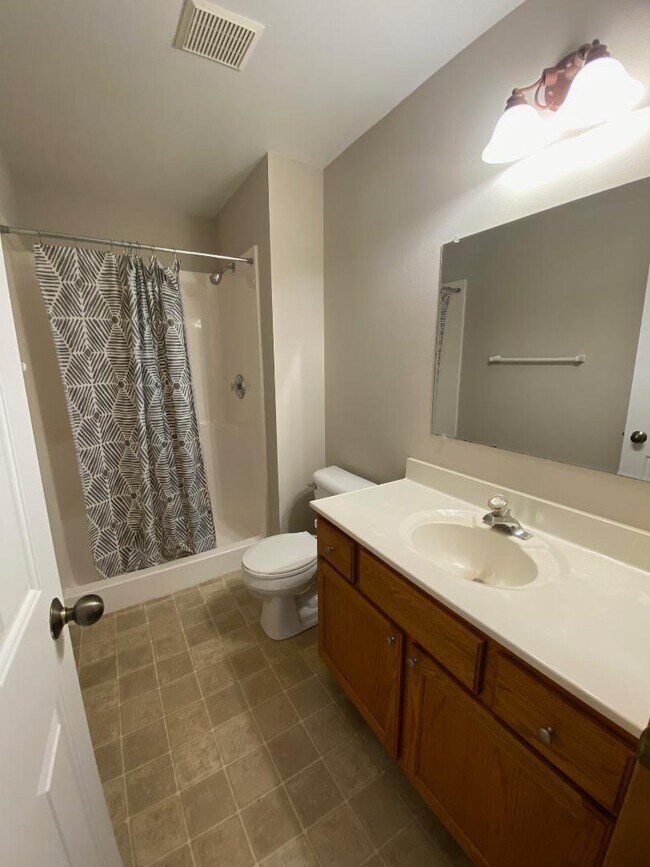 Building Photo - 1451 Summit St