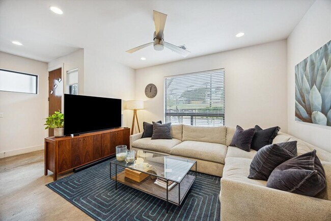 Building Photo - 1011 E 12th St