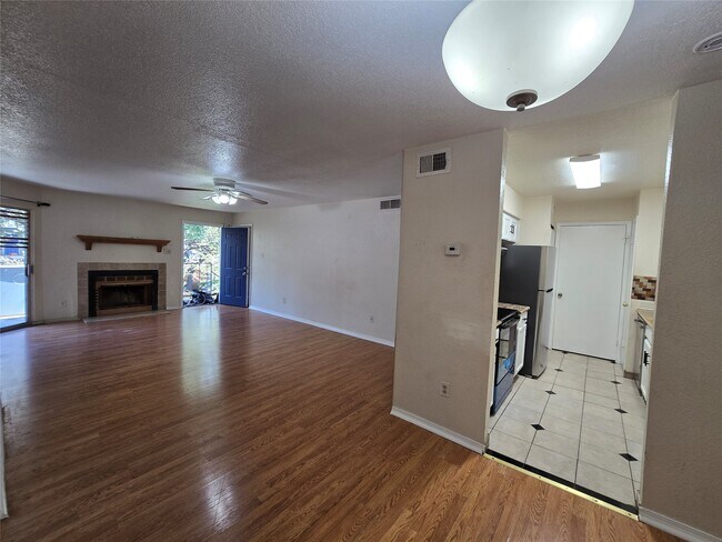 Building Photo - 9797 Leawood Blvd