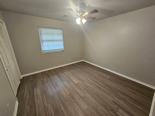 Building Photo - Nice 4 bedroom 1.5 bath home close to U of A and I-49