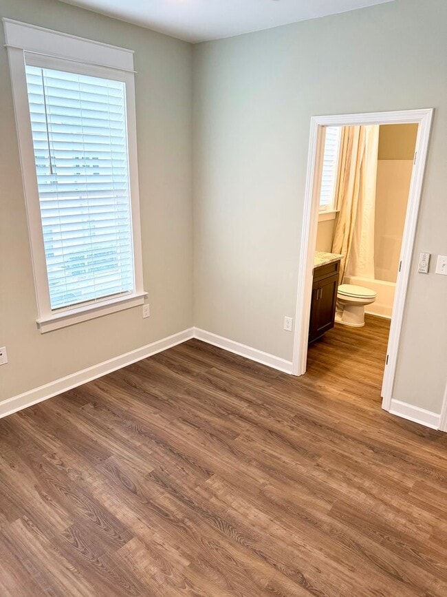 Building Photo - Upscale Townhome in Market Common! MOVE-IN READY!