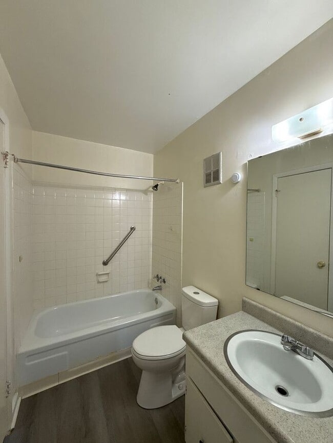 Building Photo - Woodmere Conds - Merry Oaks