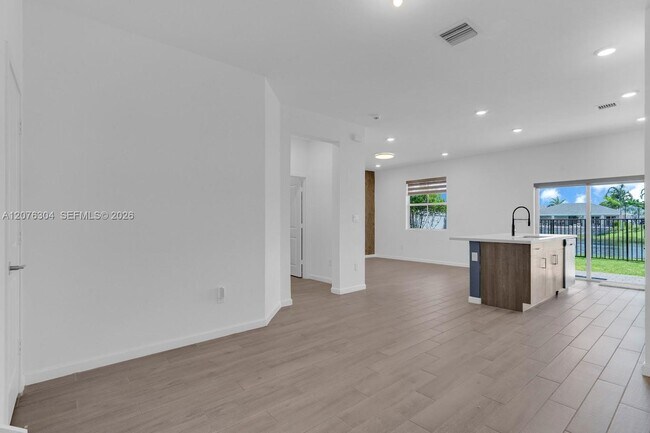 Building Photo - 805 SE 18th St
