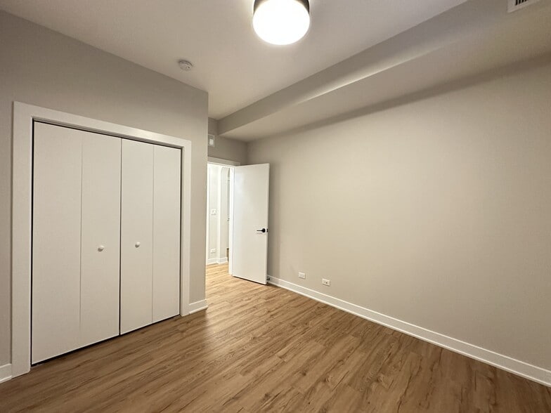 Building Photo - 643 W Wrightwood Ave
