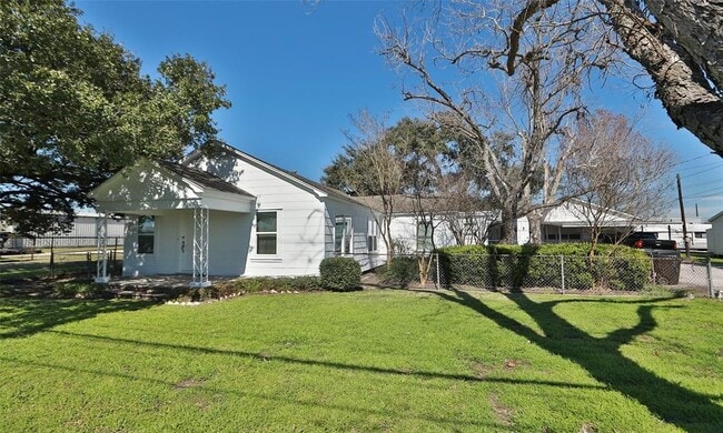 Building Photo - 14742 Hempstead Rd