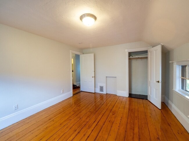 Building Photo - 12 Adella Pl