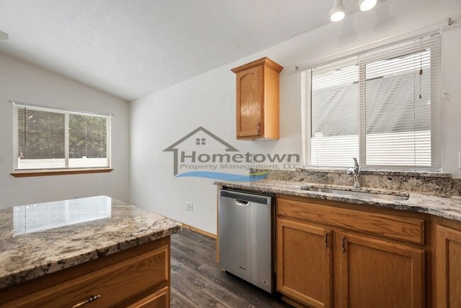 Building Photo - Lovely 3 Bedroom 2 Bath Home w/ 2 Car Gara...