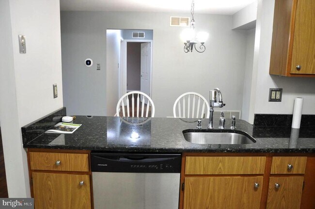 Building Photo - 903A Sedgefield Dr