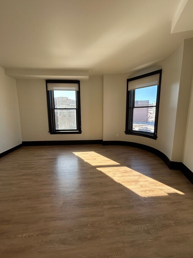 Building Photo - Luxury Downtown Living | Spacious 1-Bedroom 1-Bathroom Loft