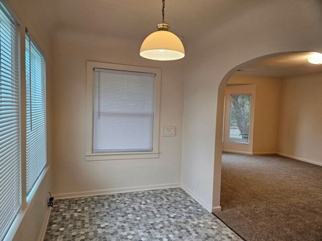 Building Photo - 2Bd/1Ba Single Story House - Available to View!