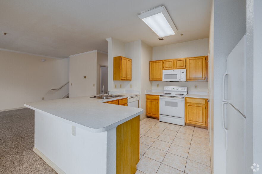 D1THG - 3BR, 2.5BA - 1,545SF - Kitchen - South Slope