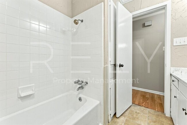 Building Photo - 205 W William Cannon Dr
