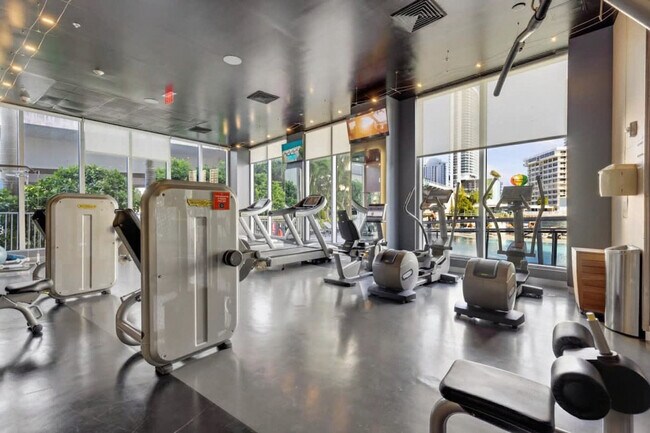 Building Photo - 2602 E Hallandale Beach Blvd