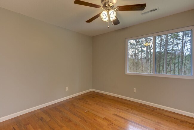 Building Photo - 5 bed 3 bath - Gorgeous Large Family Home ...