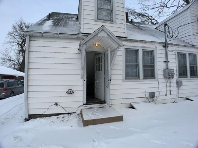 Building Photo - Duplex in Niles