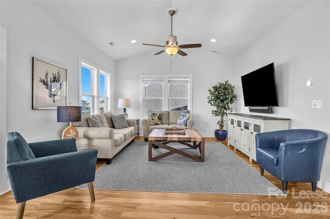 Building Photo - 1708 W Dolphin Dr