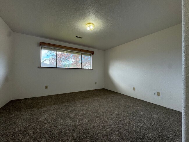 Building Photo - 3-bedroom, 2-bath in Sutherlin