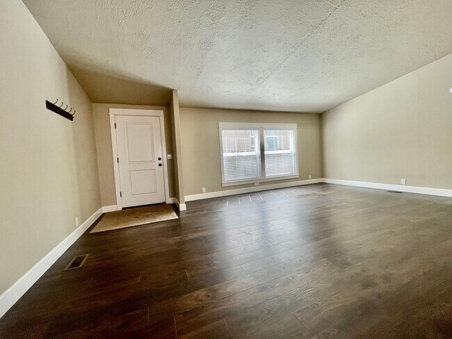 Building Photo - Spacious 3 Bedroom/2 Bath Home with genero...
