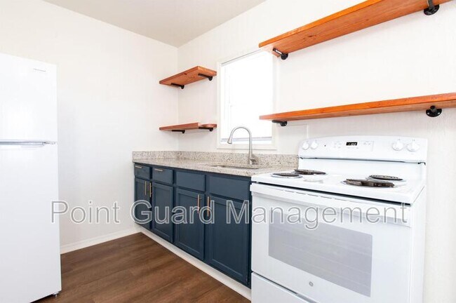 Building Photo - 842 Sylvan Ln