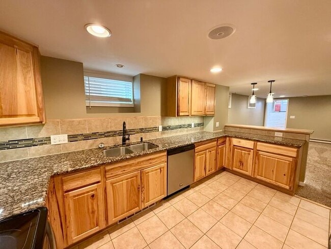 Building Photo - ***MOVE IN SPECIAL*** 2 WEEKS FREE Beautifully Remodeled 1 Bedroom / 1 Bath Unit in the Heart of ...