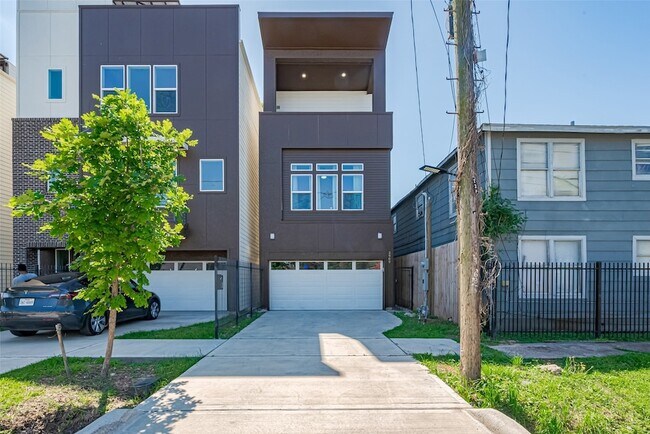 Building Photo - 2909 Nagle St