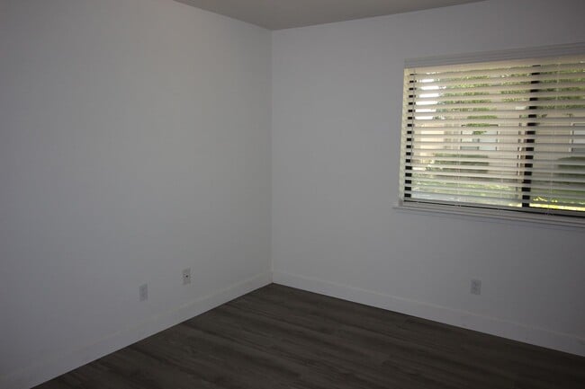 Building Photo - 2 Bedroom Condo For Rent