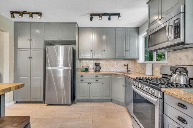 Building Photo - 53 Sheldrake Ave