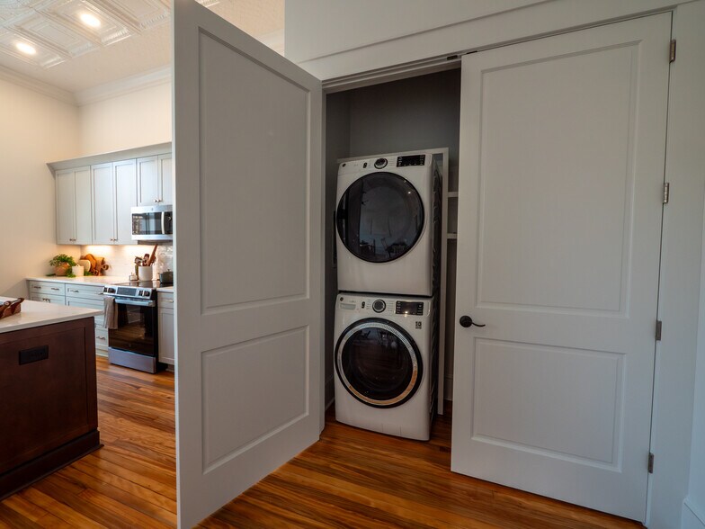 Building Photo - 121 N Main St