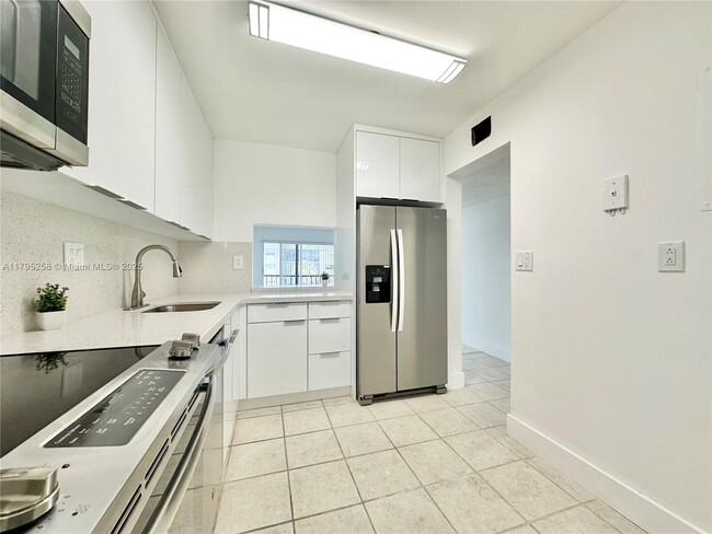 Building Photo - 8051 S Colony Cir