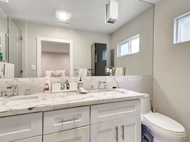 Building Photo - 5437 Coolidge Ave