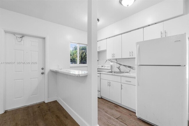 Building Photo - 5549 NE Miami Ct