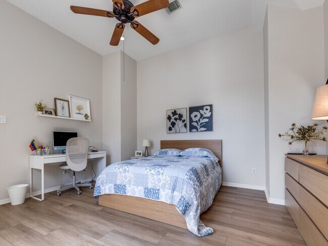 Building Photo - 1159 Enclave Square E