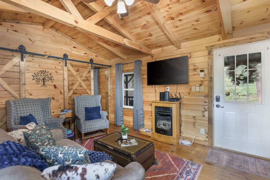 Building Photo - 14995 Pleasant Valley Rd