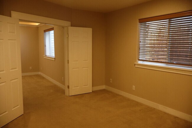Building Photo - Stunning Modern Five Bedroom Home in Loveland