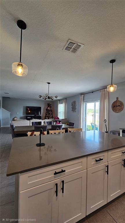 Building Photo - 600 Silver Palm Dr