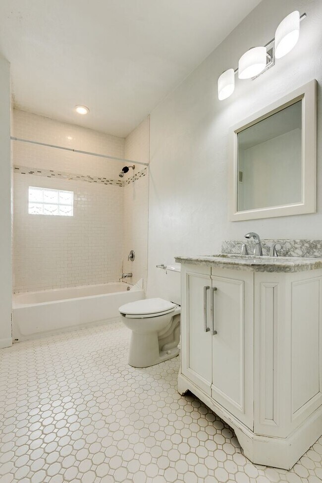 Building Photo - AVAILABLE JUNE 2026 - Spacious 4 Bedroom, 2 Bath Home Minutes from East Carson!