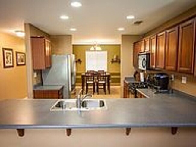 Building Photo - Beautiful Granville Managed 3 Bedroom 2 Ba...
