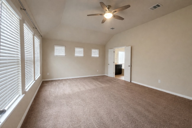 Building Photo - 3 BED 2 BATH NEW MANAGEMENT!!!!