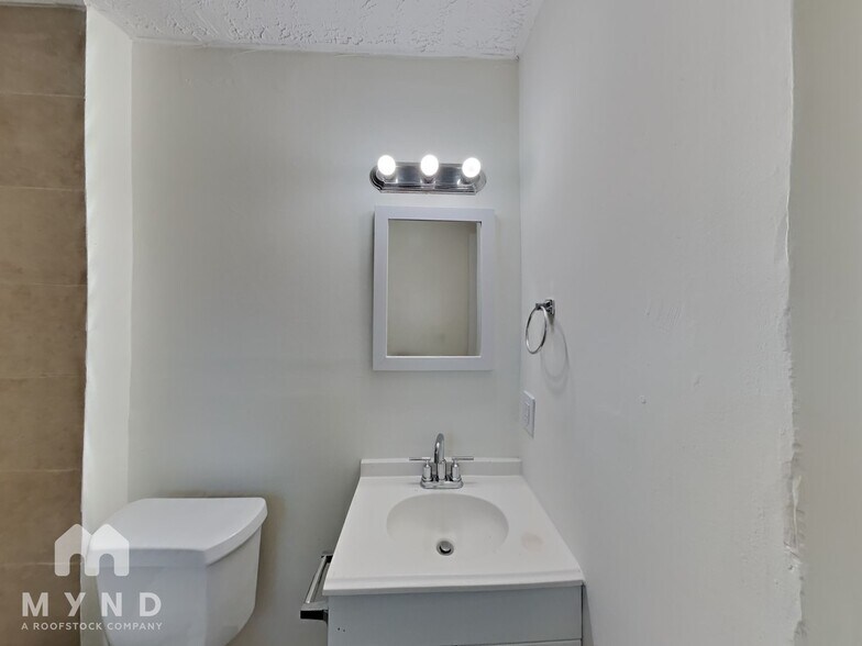 Building Photo - 605 Cedar Ave NW