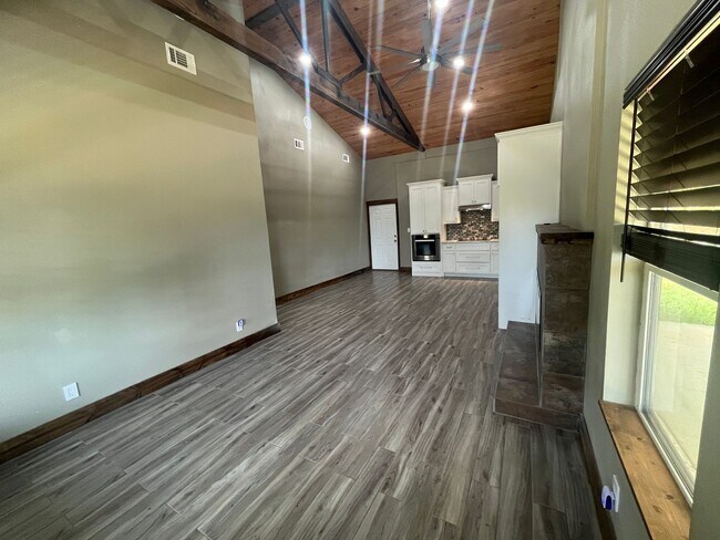 Building Photo - 176 Round Mountain Rd
