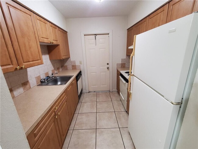 Building Photo - 2607 NE 8th Ave