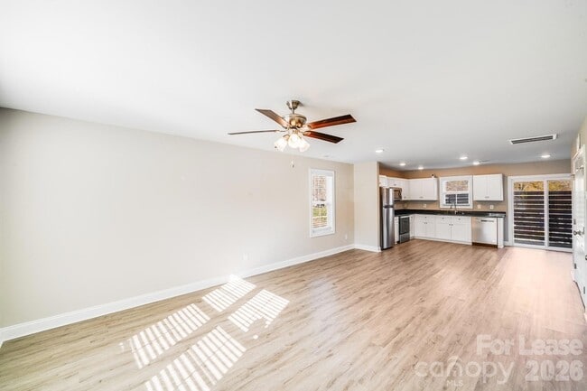 Building Photo - 604 W 8th St