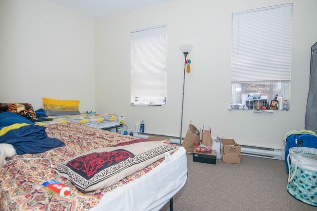 Building Photo - Mission Hill 3 Bed – High Ceilings – Hot Water Included – Parking Available – 9/1