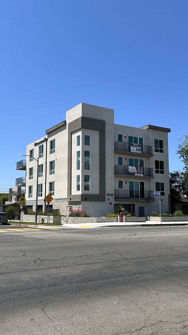 Building Photo - Oversized 2-Bedroom with Open Layout and D...