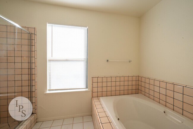 Building Photo - North West Fresno Home, 3BR/2BA, 1878sf, N...