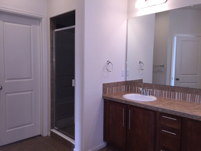 Building Photo - "Spacious 3-Bed, 3-Bath Townhouse with Gra...