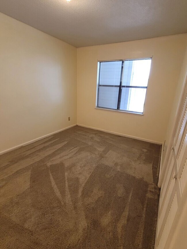 Building Photo - 100 Brighton Hl Cir