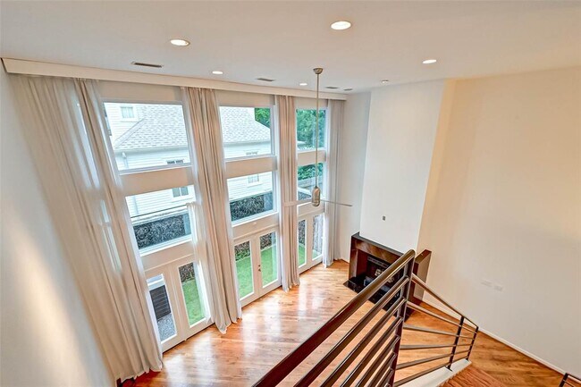 Building Photo - 1551 Cortlandt St