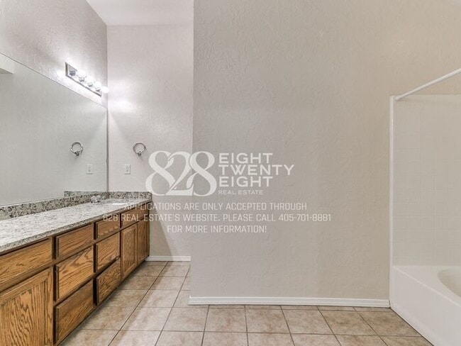 Building Photo - *AVAILABLE NOW!* Spacious 3 Bed/2.5 Bath Duplex Townhome Available in Norman!